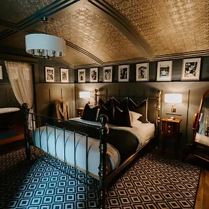 Sheddington Manor - 2 Bedroom & Cinema Maison d'hôtes